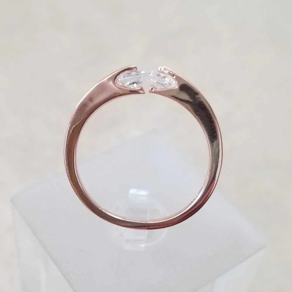 Delicate 18k Ring - Picture 3 of 6